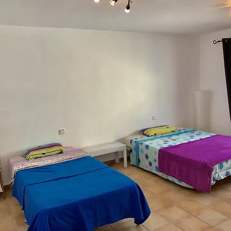Casa de hóspedes Cap Martinet 35 *